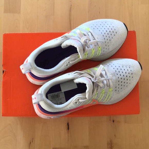 BNIB Nike Women's React Infinity Run Flyknit 2 - Picture 11 of 11